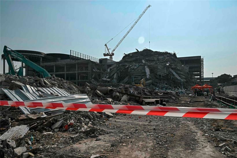 Die Trümmer einer Baustelle sind nach dem Einsturz eines Gebäudes in Bangkok am 28. März 2025 nach einem Erdbeben zu sehen
