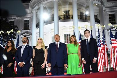 Die Trumps vor dem Weißen Haus: Die „Washington Post“ nennt Trumps Rede „eine scheinbar endlose Aufzählung von altbekannten Unwahrheiten“

