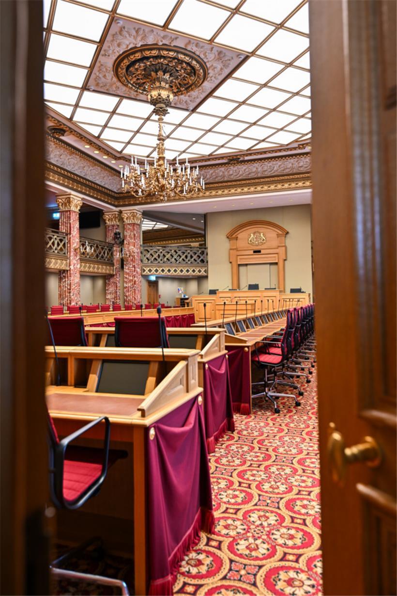 Die Tür am Ende des Saals links führt direkt ins Büro der Abteilung für die Plenarsitzungen
