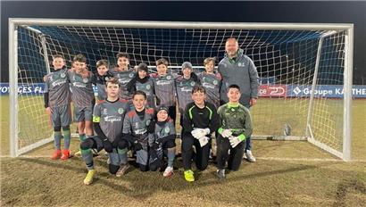 Die U13-Mannschaft der US Mondorf mit Trainer Tom Bichler
