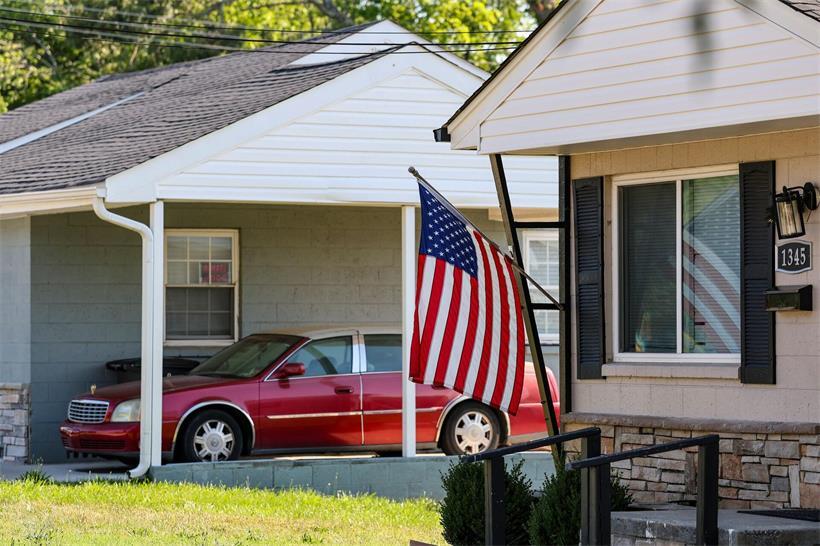 US-Flagge „Stars and Stripes“ an Einfamilienhaus in Wohngegend Winston-Salem, patriotisches Symbol in Nachbarschaft
