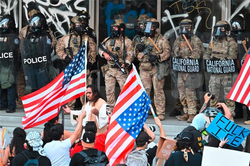 Die US-Regierung hat 4.000 Soldaten der Nationalgarde und 700 Marineinfanteristen der regulären Streitkräfte für den Einsatz in Los Angeles mobilisiert
