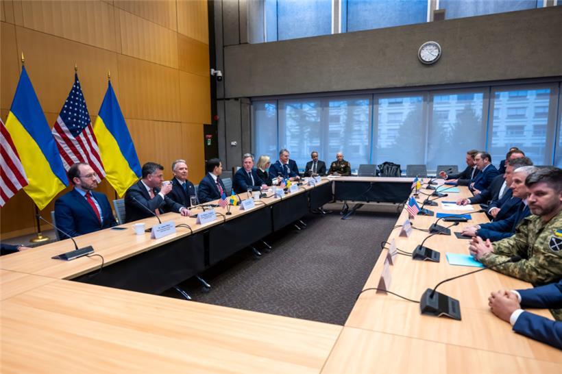 Die US-amerikanischen und die ukrainischen Delegationen zu Beginn ihrer Gespräche in der US-Vertretung in Genf (Schweiz)
