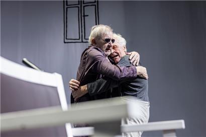 Die Überlebenden Hamm (André Jung) und Clove (Ulrich Kuhlmann)
