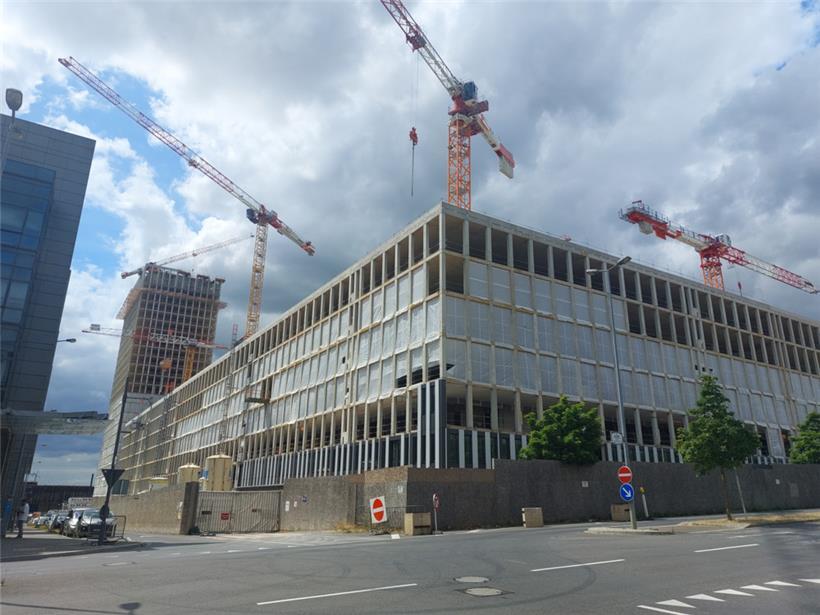 Die Überlegung hinter der Kritik: Unattraktive Arbeitsbedingungen sorgen für einen Mangel an Mitarbeiter. Mit wenig Mitarbeitern kann nur wenig gebaut werden. Bei einer hohen Nachfrage sorgt das für steigende Preise.  
