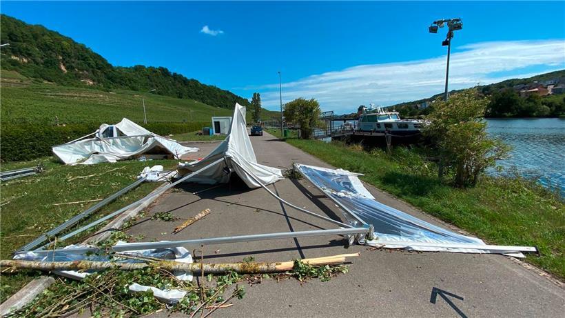 Die Überreste der Teststation blockieren im strahlenden Sonnenschein den Radweg – und lassen erahnen, was sich in der Nacht in Grevenmacher zugetragen hat
