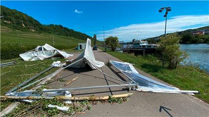 Die Überreste der Teststation blockieren im strahlenden Sonnenschein den Radweg – und lassen erahnen, was sich in der Nacht in Grevenmacher zugetragen hat
