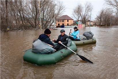 Die Überschwemmungen lösten die Evakuierung Tausender Menschen in der Region Orenburg aus
