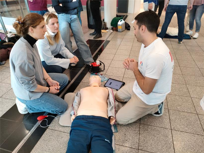 Die Übungspuppe ist an ein Tablet angeschlossen, sodass es neben den Tipps der Studenten auch Daten gibt
