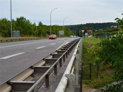 Die Umgehungsstraße Colmar-Berg-Schieren-Ettelbrück war vierspurig geplant, wurde aber Anfang der 1990er-Jahre wegen Sparmaßnahmen nur dreispurig gebaut