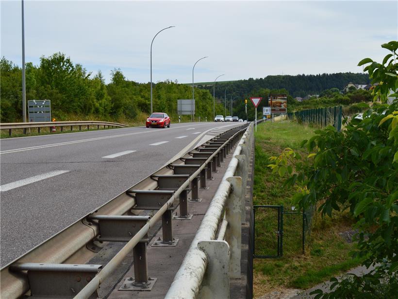 Nach 33 Jahren Wartezeit: Die B7 soll auf vier Spuren ausgebaut werden Dreispurige Umgehungsstraße Colmar-Berg-Schieren-Ettelbrück, geplant als vierspurig, Bau Anfang 1990er wegen Sparmaßnahmen reduziert