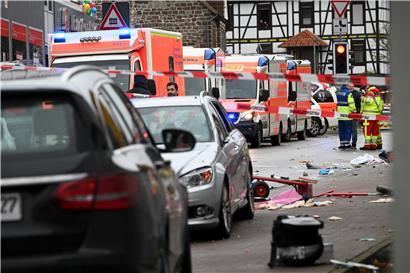 Die Unfallstelle in Volkmarsen mit dem Auto, das in einen Karnevalsumzug gerast ist. Mehr als 50 Menschen sind verletzt worden, darunter 18 Kinder. Der Fahrer ist festgenommen worden.
