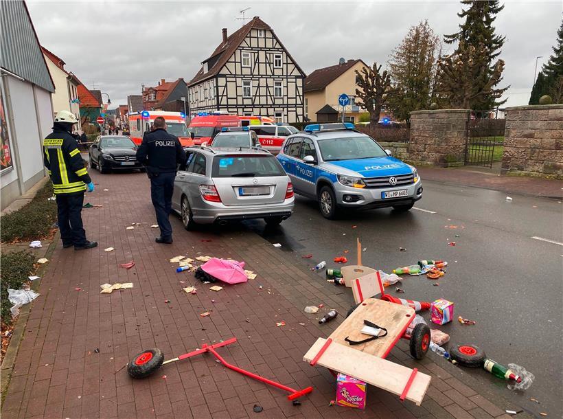 Die Unfallstelle in Volkmarsen mit dem Auto, das in einen Karnevalsumzug gerast ...