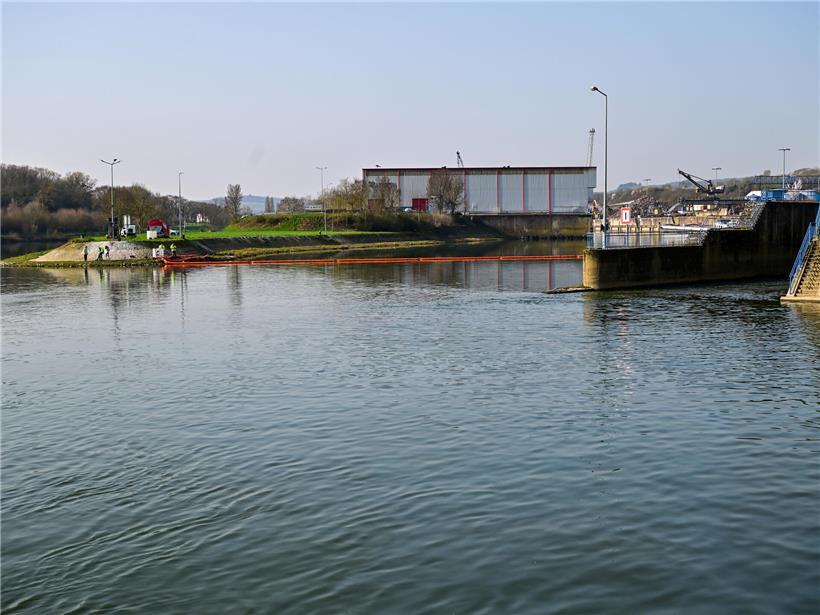 Forscher in Labor bei laufenden Untersuchungen mit moderner Technik und Analysegeräte