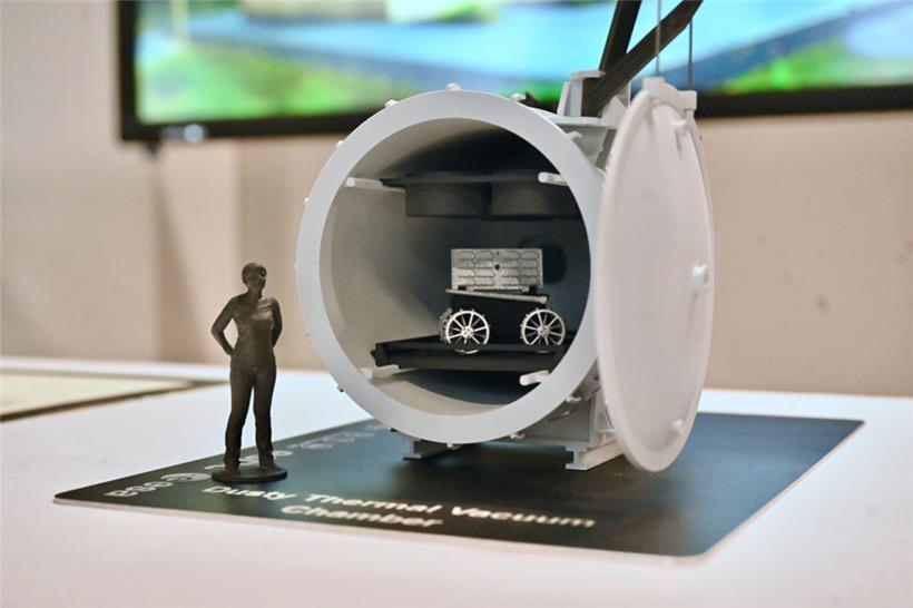 Die Vakuumkammer mit dem europäischen Rover von ispace
