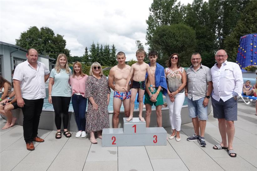 Die Veranstalter mit den drei Gewinnern in der Mitte (v.l.): Yul Kettenmeyer, Julien Poos und Alexi Wentzel
