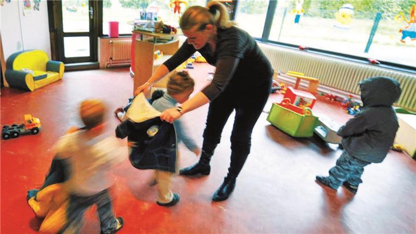 Veranstaltung im Centre Multifonctionnel CELO Hesperingen beginnt um 18 Uhr mit Teilnehmern und Bühnenaufbau