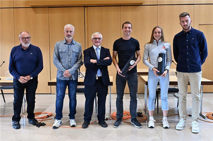 Die Verantwortlichen des CA Schifflingen, Pierre Hensgen (2.v.l.) und Luc Hensgen (r.), freuen sich, dass mit Olympia-Finalist Charel Grethen (3.v.r.) und der nationalen 1.500-Meter-Rekordhalterin Vera Hoffmann (2.v.r.) auch die Luxemburger Top-Athleten am Sonntag in Schifflingen an den Start gehen
