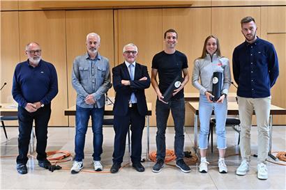 Die Verantwortlichen des CA Schifflingen, Pierre Hensgen (2.v.l.) und Luc Hensgen (r.), freuen sich, dass mit Olympia-Finalist Charel Grethen (3.v.r.) und der nationalen 1.500-Meter-Rekordhalterin Vera Hoffmann (2.v.r.) auch die Luxemburger Top-Athleten am Sonntag in Schifflingen an den Start gehen
