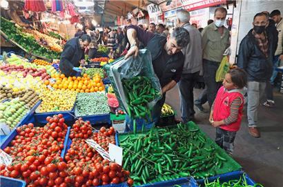 Die Verbraucherpreise haben sich binnen eines Jahres fast verdoppelt: Menschen auf einem Markt in Ankara

