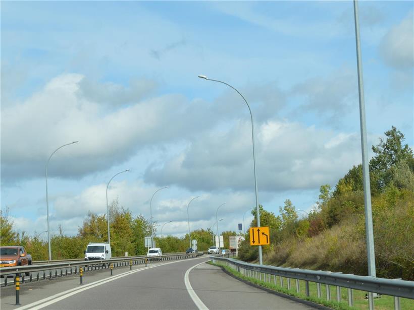 Stau auf der Autobahn A7 an der Verengung zur B7 während der Hauptverkehrszeit mit Verkehrsbehinderungen und Gefahren
