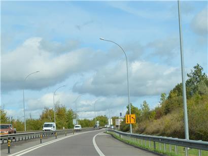 Stau auf der Autobahn A7 an der Verengung zur B7 während der Hauptverkehrszeit mit Verkehrsbehinderungen und Gefahren