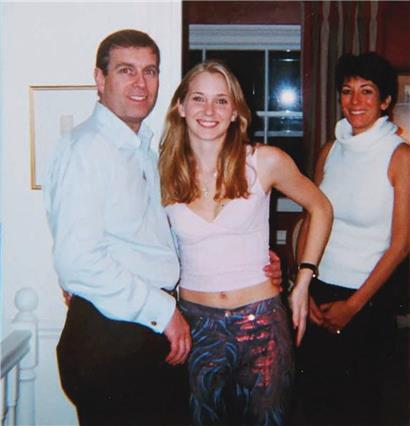 Die Vergangenheit holt den Prinzen ein: Andrew, Virginia Giuffre und Ghislaine Maxwell auf einem alten Foto
