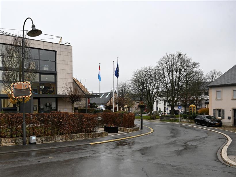 Rückspiegel mit verschwommenem Hintergrund symbolisiert Blick zurück auf vergangenes Budget vor Mittwochs-Abstimmung