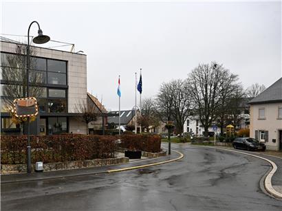 Rückspiegel mit verschwommenem Hintergrund symbolisiert Blick zurück auf vergangenes Budget vor Mittwochs-Abstimmung