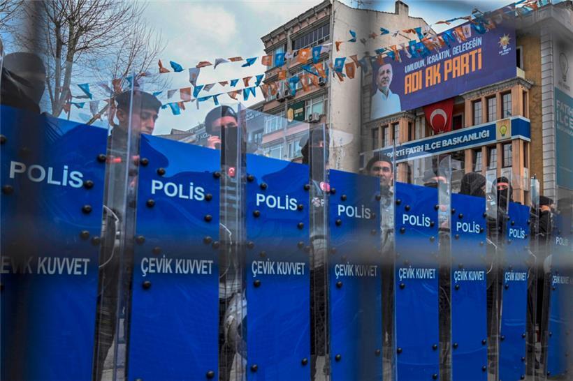 Die Verhaftung des mittlerweile abgesetzten Istanbuler Bürgermeisters Imamoglu in der vergangenen Woche hat in der Türkei die größten Demonstrationen seit den Gezi-Protesten im Jahr 2013 ausgelöst
