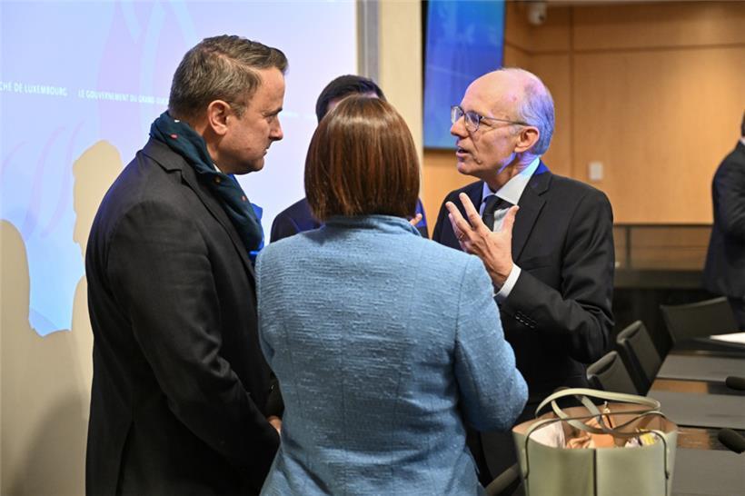 Die Verhandlungen kommen gut voran: Luc Frieden (rechts) im Gespräch mit Xavier Bettel (links) und Yuriko Backes (Mitte)
