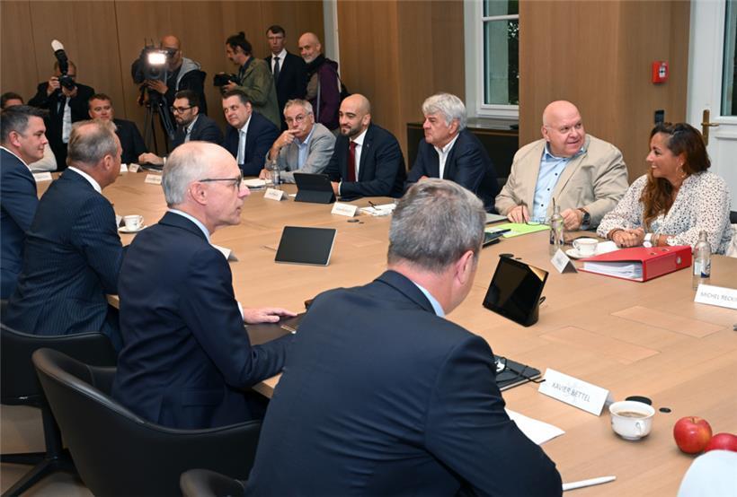 Die Verhandlungsrunde am großen Tisch wird am Mittwochmorgen fortgesetzt
