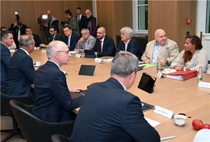 Die Verhandlungsrunde am großen Tisch wird am Mittwochmorgen fortgesetzt

