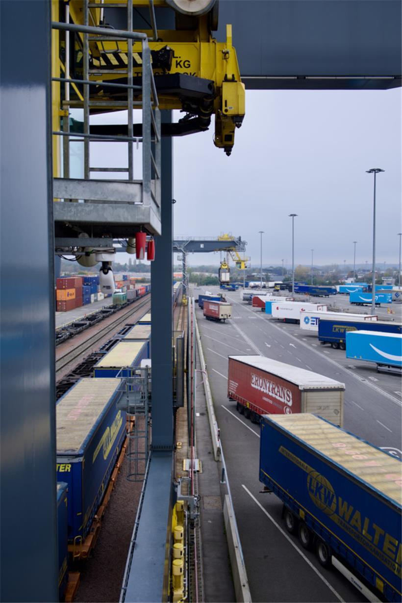 Die Verladekräne können rund 42 Tonnen Gewicht heben