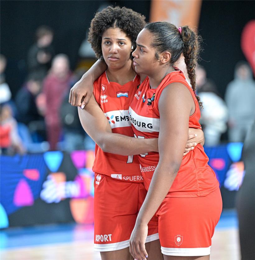 Die Verletzung von Ehis Etute (r.), die hier von Schwester Isi vom Feld begleitet wird, war ein entscheidender Faktor
