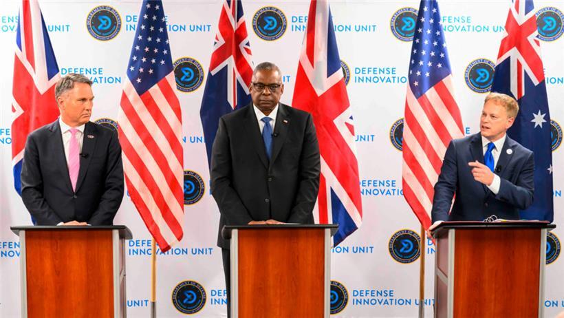 Die Verteidigungsminister der Aukus-Allianz haben sich Anfang Dezembe in Kalifornien getroffen: (v.l.) Richard Marles (Australien), Lloyd Austin (USA) und Grant Shapps (Großbritannien) 
