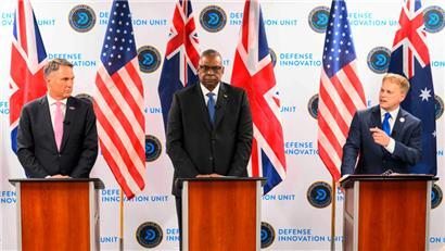 Die Verteidigungsminister der Aukus-Allianz haben sich Anfang Dezembe in Kalifornien getroffen: (v.l.) Richard Marles (Australien), Lloyd Austin (USA) und Grant Shapps (Großbritannien) 
