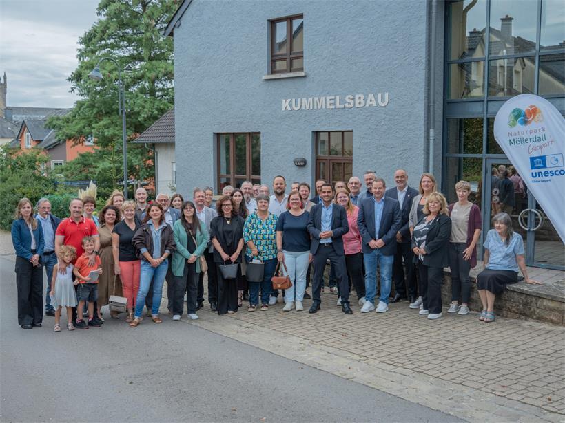 Die Vertreter der Gemeinden und des Ministeriums vor der Unterschrift des Gemeindepakts