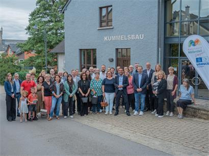 Die Vertreter der Gemeinden und des Ministeriums vor der Unterschrift des Gemeindepakts