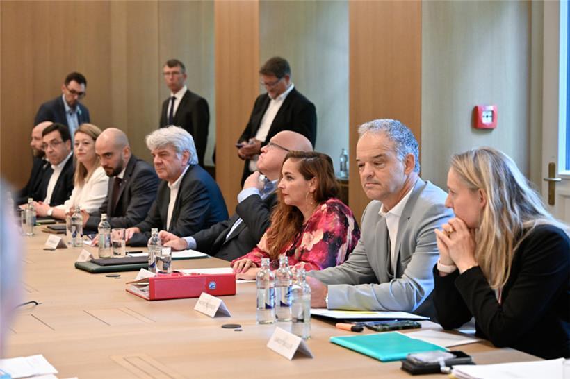 Die Vertreter der Gewerkschaften und des Patronats am Verhandlungstisch
