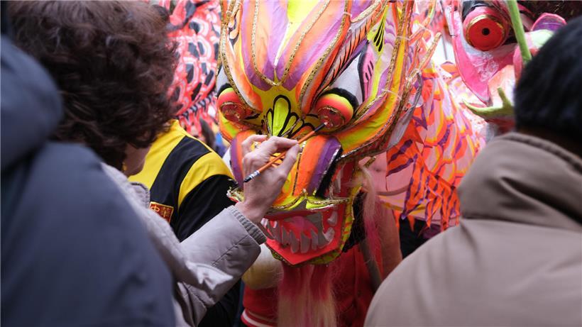 Vertreter der Hauptstadt und Institutionen malen Drachenaugen auf, um den Drachen symbolisch zu erwecken und zu beleben