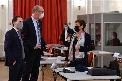 Die Vertreter der Mehrheitsparteien lobten selbstredend den Premier
