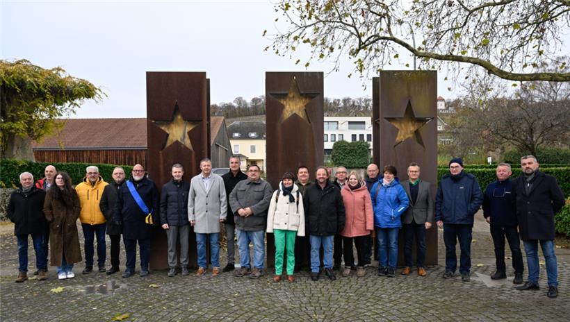 Die Vertreter der drei Gemeinden vor dem Schengen-Monument
