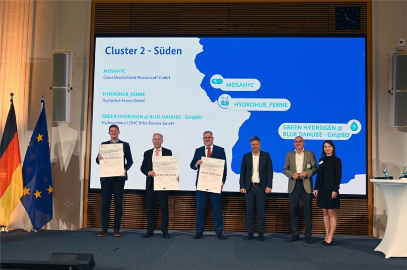 Die Vertreter der geförderten saarländischen Wasserstoffprojekte mit Bundesminister Habeck (3.v.r.), Elena Yorgova Ramanauskas (Staatssekretärin im saarländischen Ministerium für Wirtschaft, Innovation, Digitales und Energie) und Jens Apelt (3.v.l.), Geschäftsführer der Creos Deutschland GmbH und der Encevo Deutschland GmbH
