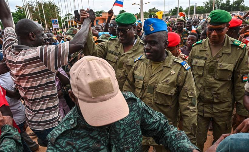 Die Vertreter des Nationalen Rats für den Schutz des Vaterlandes im Niger lassen sich von einer Menschenmenge feiern
