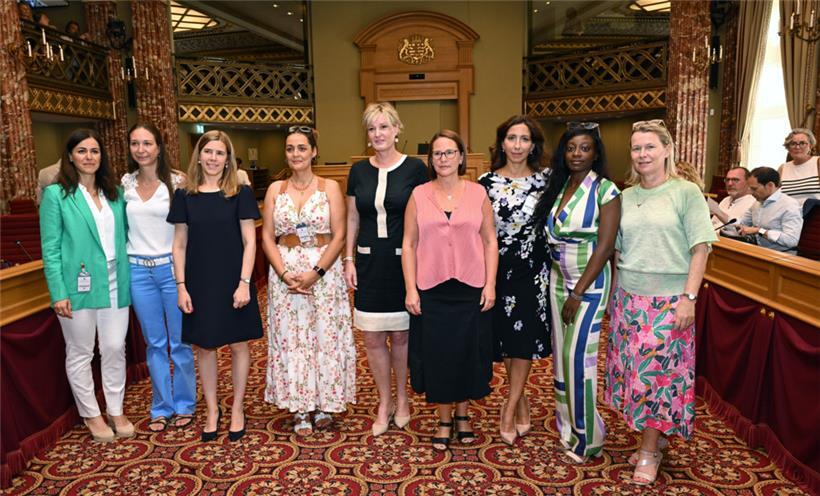 Die Vertreterinnen von „La voix des survivant(e)s“ mit den Ministerinnen Elisabeth Margue (3.v.l.) und Yuriko Backes (4.v.r.) sowie der Präsidentin der Petitionskommission, Francine Closener (Mitte)
