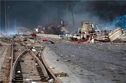 Die Verwüstung am Ort einer Explosion, die sich im Hafen von Shahid Rajaee südwestlich von Bandar Abbas in der iranischen Provinz Hormozgan ereignet hat
