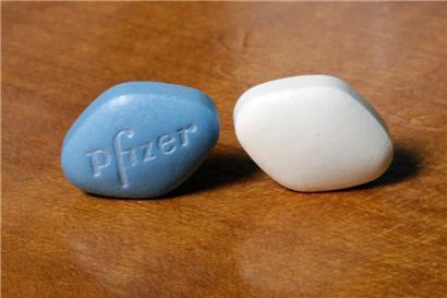 Die Viagra-Pille von Pfizer (links) und die generische Variante des Tochterunternehmens Greenstone, „sildenafil citrate“
