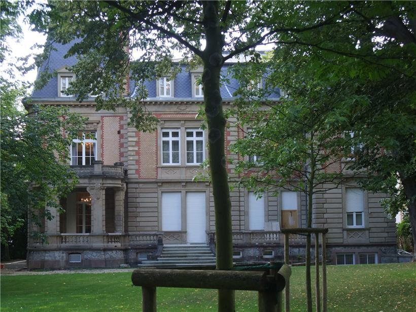 Die Villa Foch vom Stadtpark aus gesehen 
