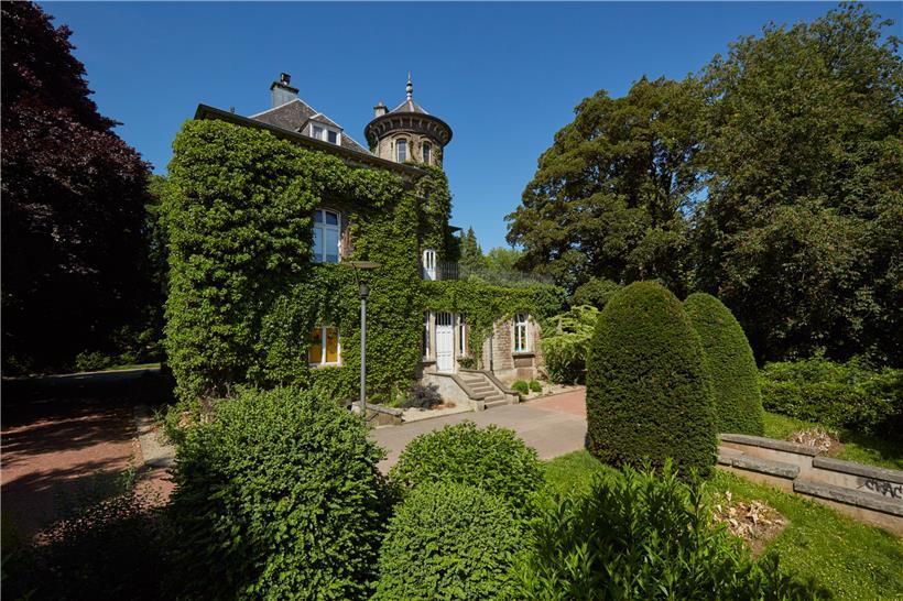 Die Villa Laval, die wie ein kleines Schloss anmutet, spiegelt die Autorität des einst dort wohnhaften Notars wider. Die Fassade war vor der jüngsten Restaurierung von Efeu überwuchert. 
